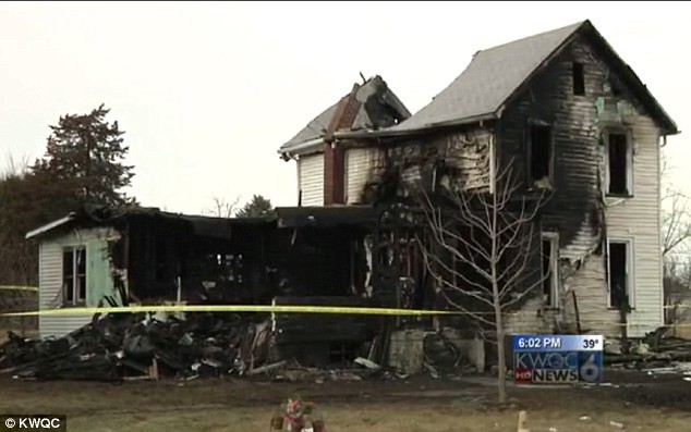 Nhà bốc cháy ngùn ngụt, mẹ ném con sơ sinh 12 ngày tuổi ra ngoài cửa sổ, cảnh tượng sau đó khiến người ta không khỏi xót xa